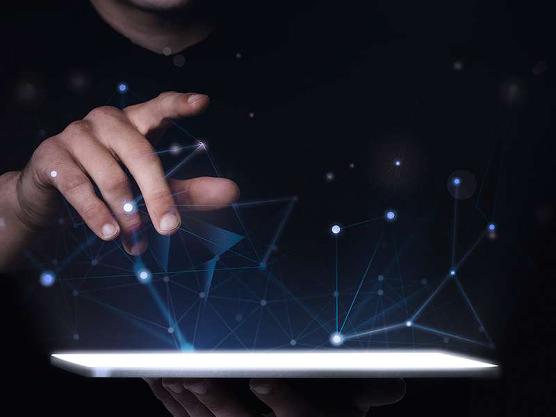 bpn-bolsa-portugal-negocios-man-using-digital-tablet