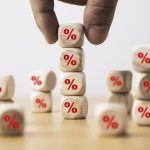 Por que o BC resiste a cortar os juros quando o mundo inteiro já fez isso?