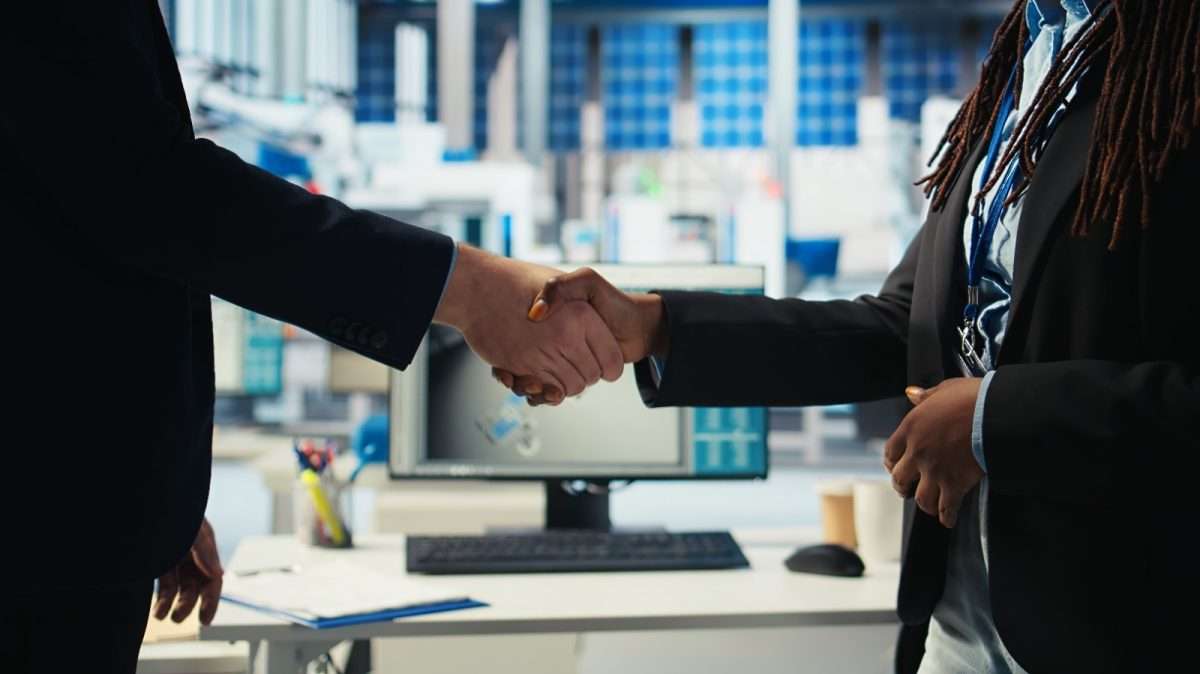 Imagem a simular venda de empresas com o apoio da Bolsa Portugal Negócios. Ambiente corporativo.