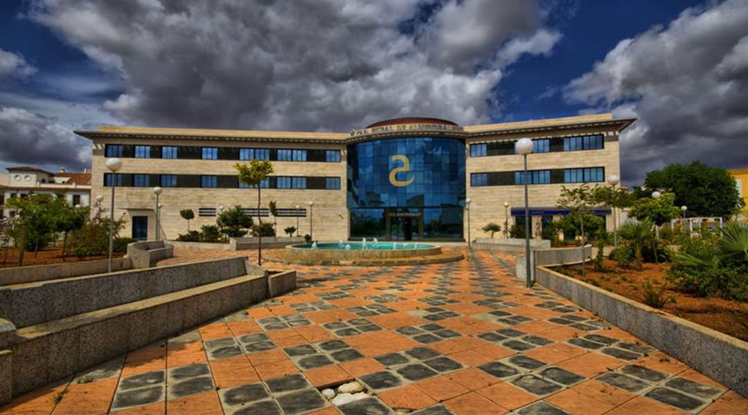 A imagem apresenta uma foto da empresa divulgada no artigo a Almendralejo.