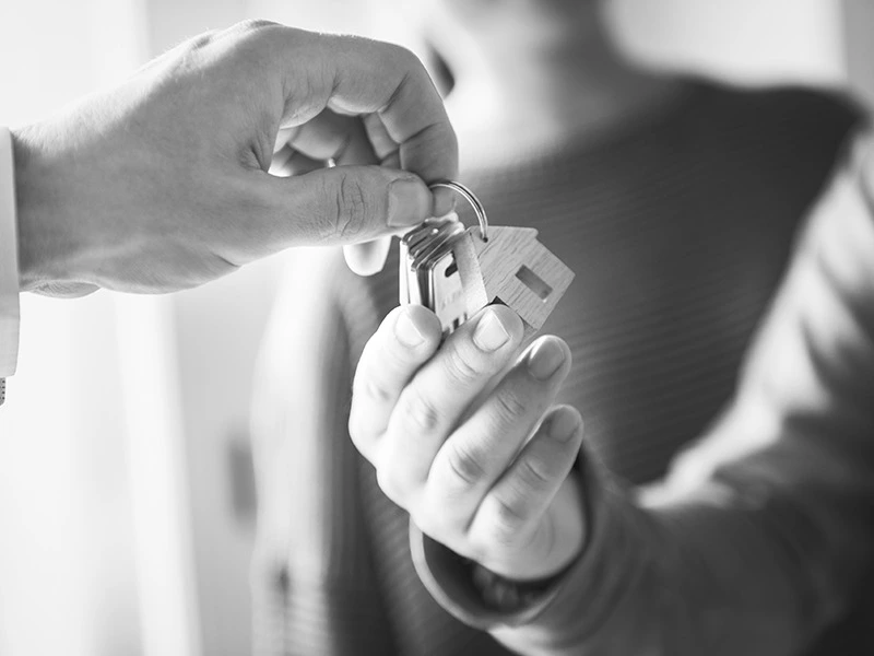 people-holding-keys-artigo-imagem-ilustrativa-bolsa-portugal-negocios